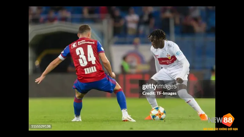 Cầu thủ Basel đi bóng qua cầu thủ Stuttgart trước sự chặn đứng của hậu vệ đối phương Cầu thủ Basel đi bóng qua cầu thủ Stuttgart trước sự chặn đứng của hậu vệ đối phương