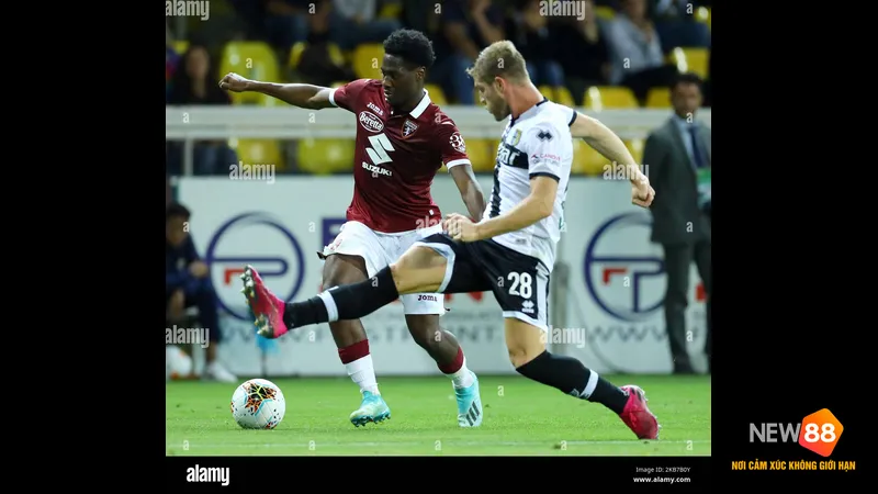 Cầu thủ Parma vượt qua cầu thủ Torino bằng kỹ thuật đi bóng tinh tế Cầu thủ Parma vượt qua cầu thủ Torino bằng kỹ thuật đi bóng tinh tế