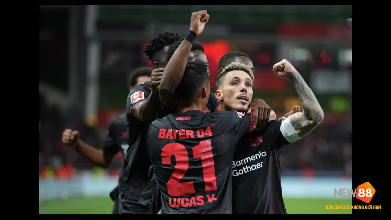 Cầu thủ của Bayer Leverkusen đi bóng qua hậu vệ của PSV trong trận đấu Cầu thủ của Bayer Leverkusen đi bóng qua hậu vệ của PSV trong trận đấu